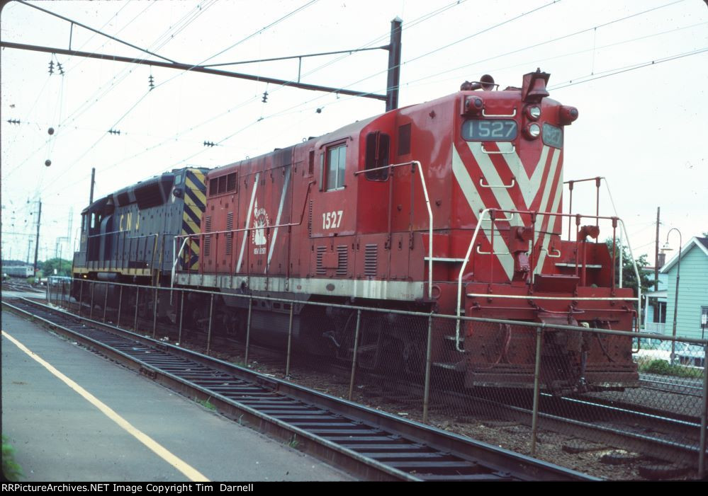 CNJ 1527, 3674 on NY&LB train
